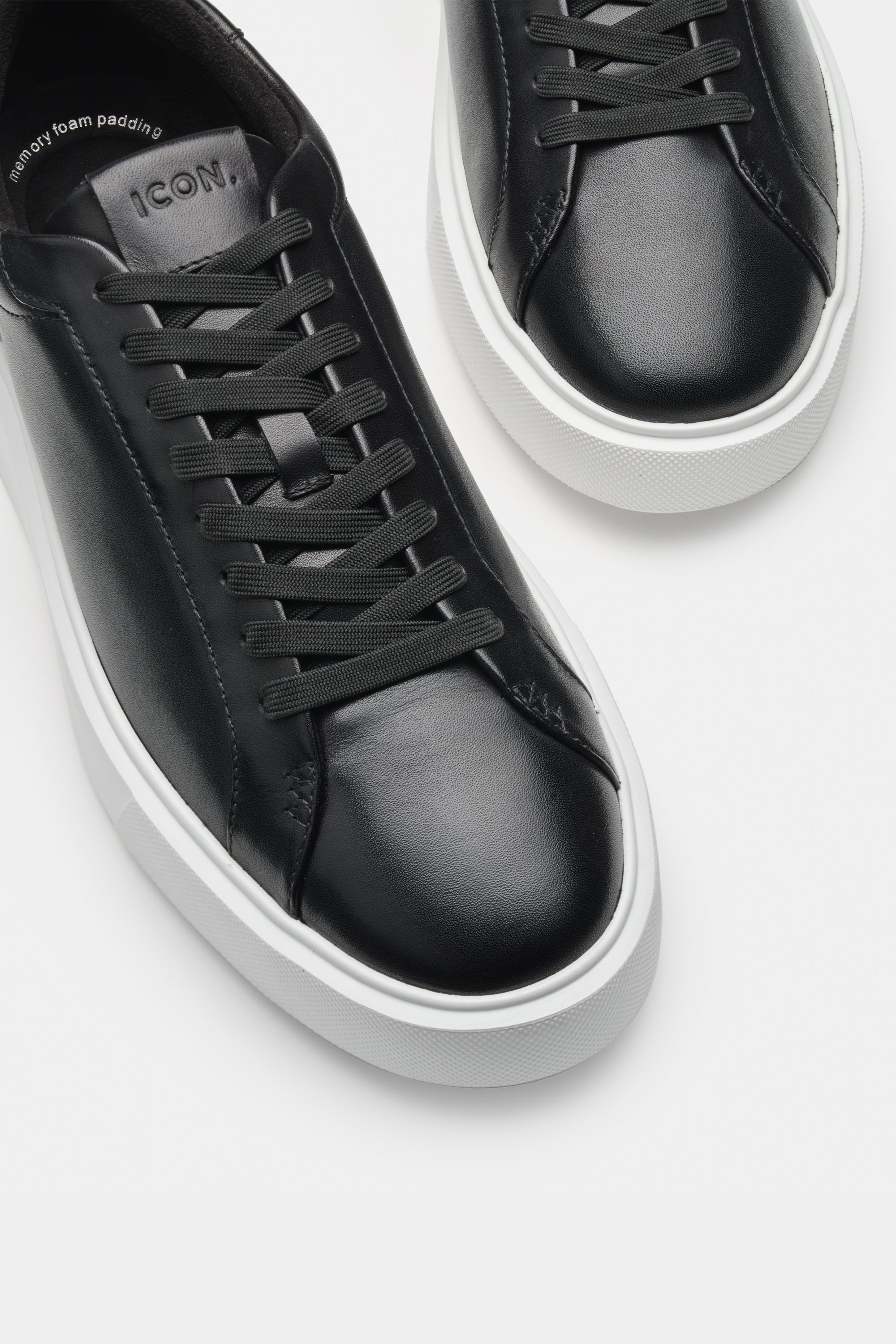THE CLASSIC LEATHER TRAINER