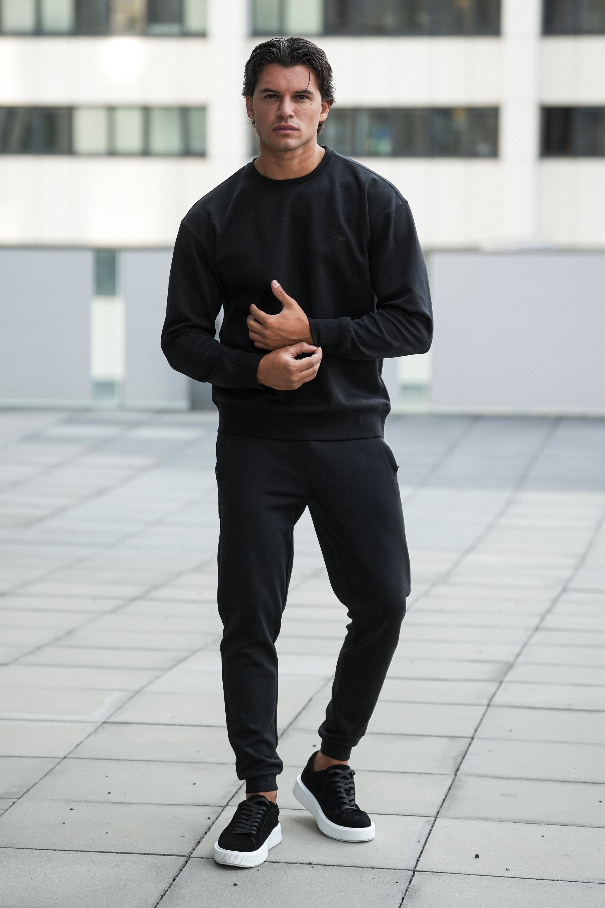 ZARVI RELAXED CREWNECK SWEATER