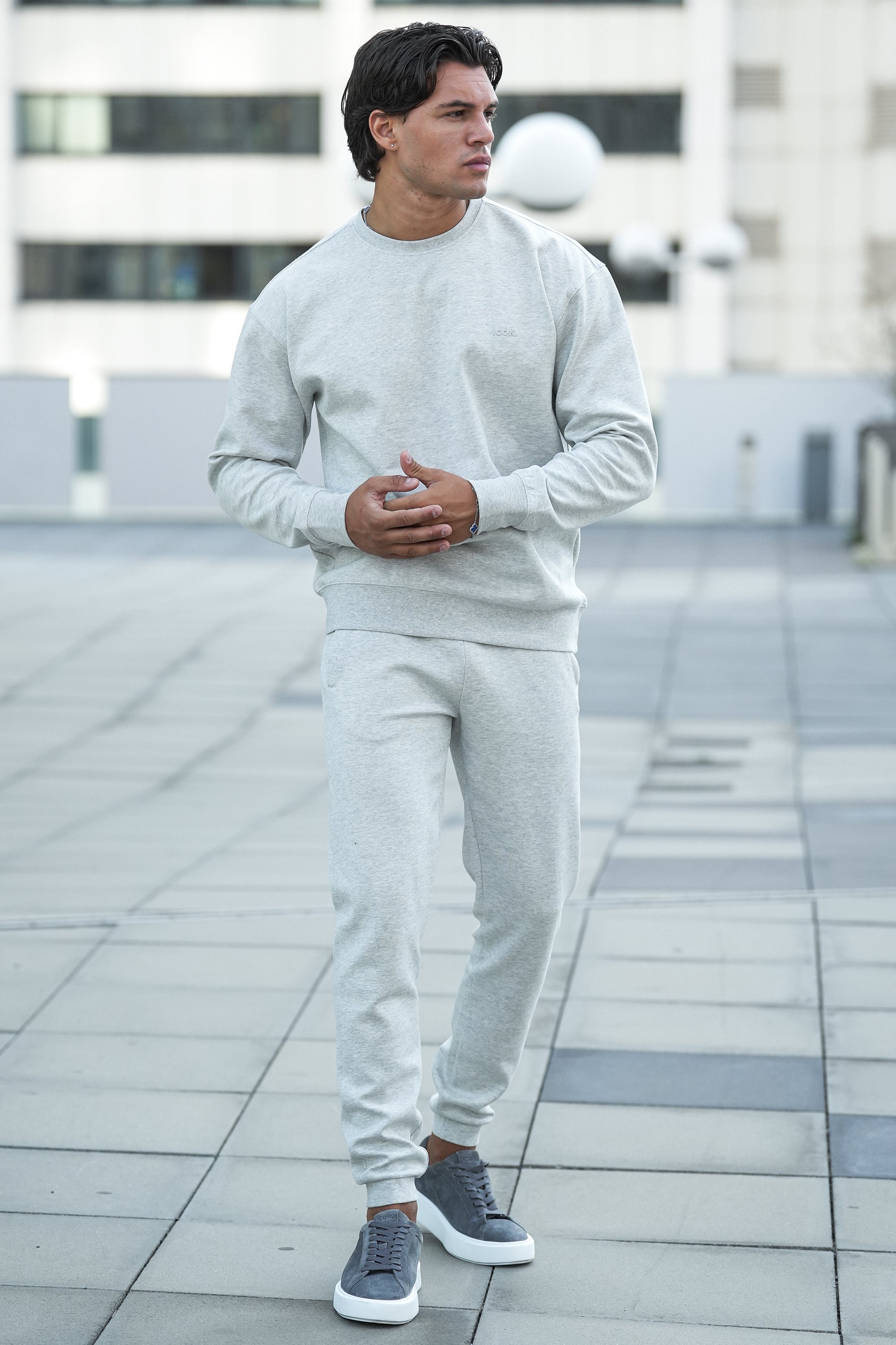 ZARVI RELAXED CREWNECK SWEATER