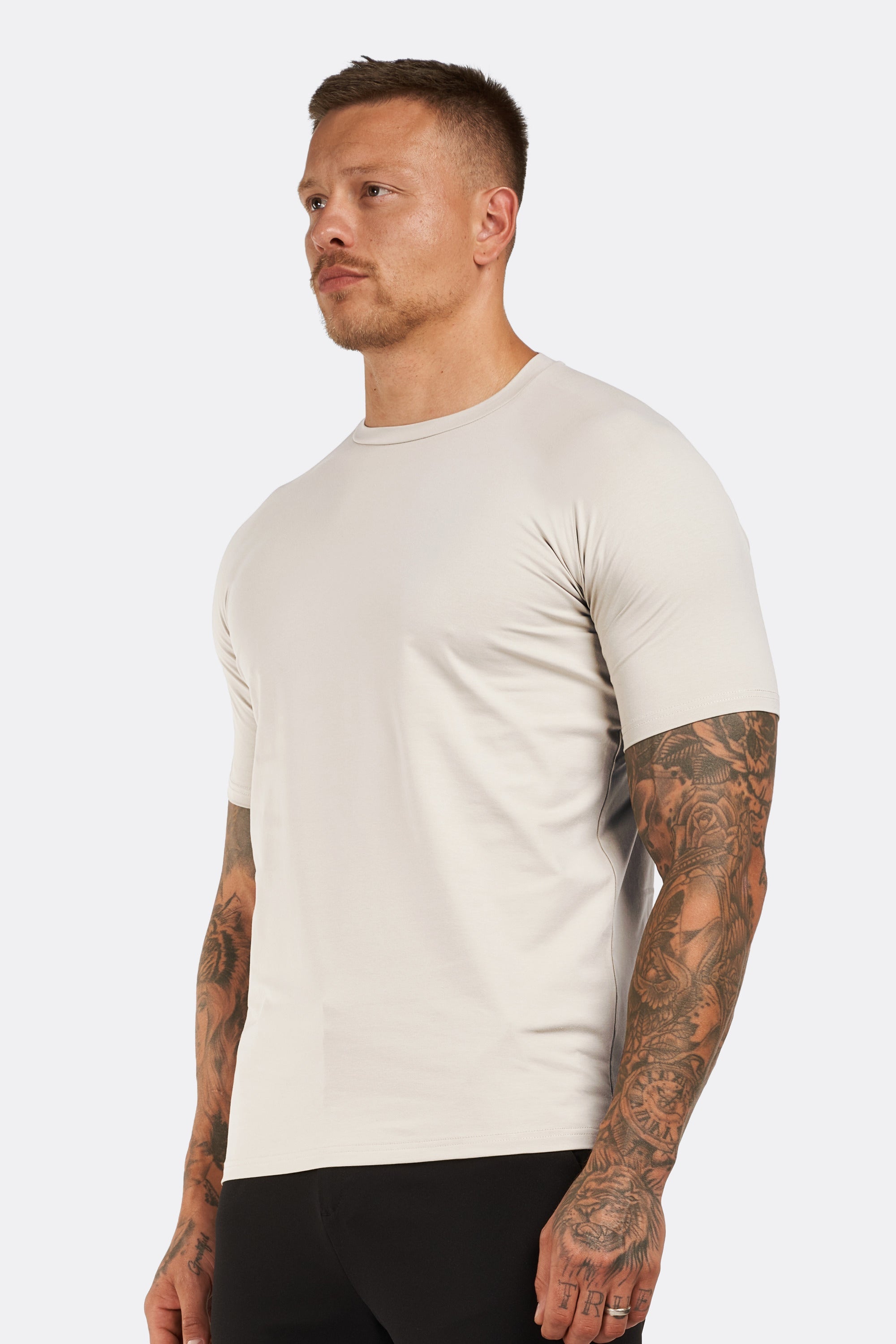 ZARVI ESSENTIAL T-SHIRT