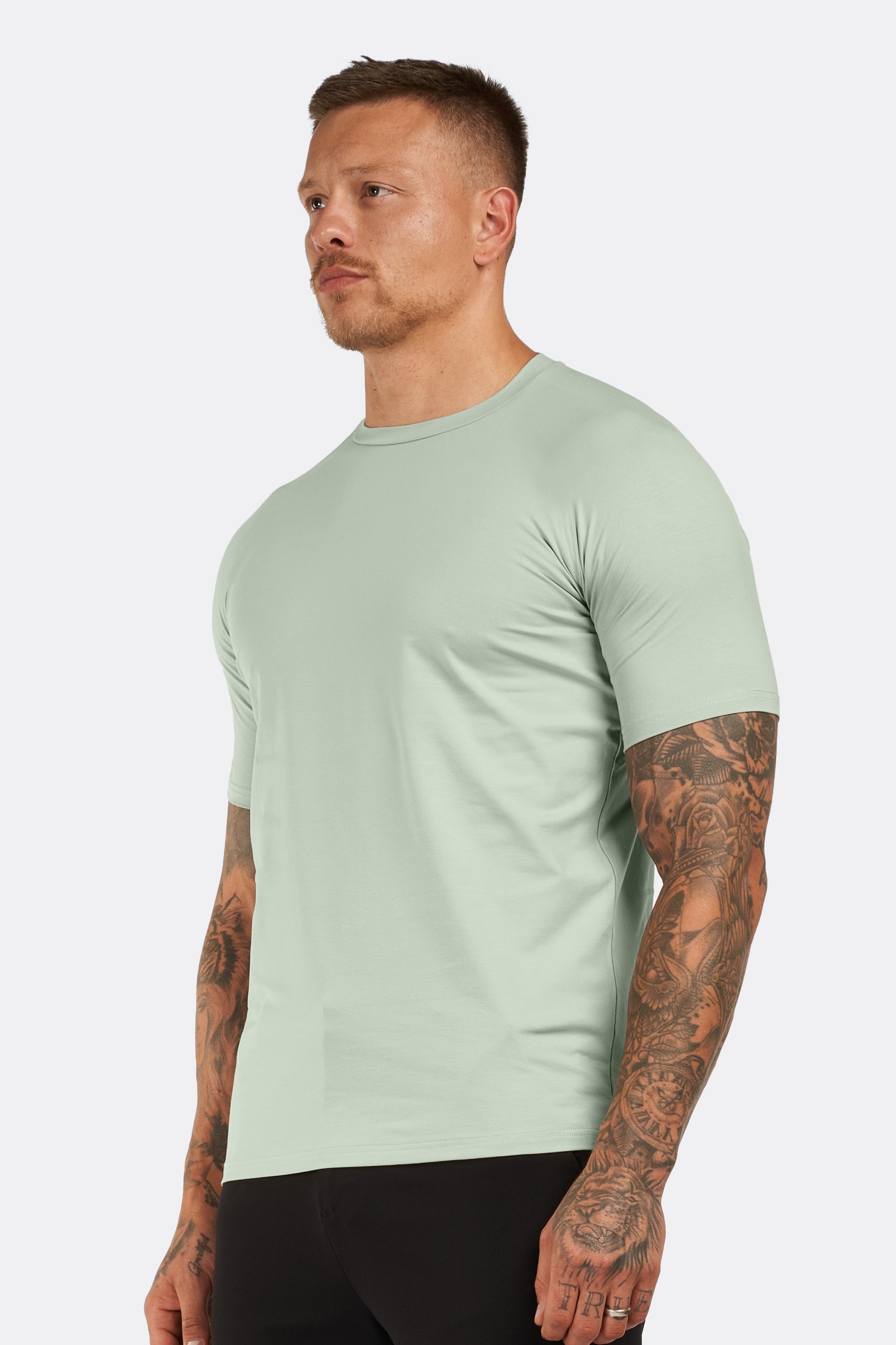ZARVI ESSENTIAL T-SHIRT