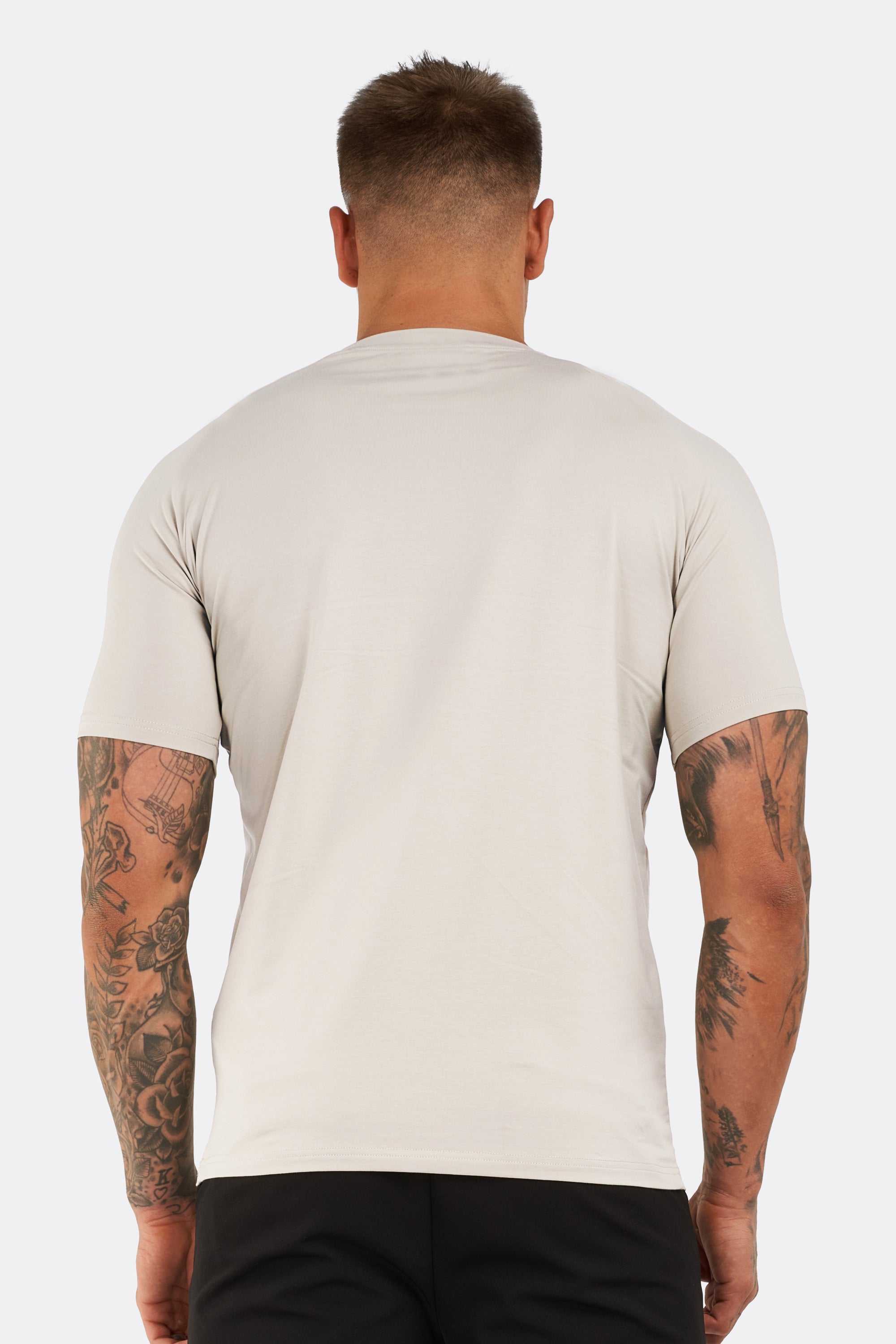 ZARVI ESSENTIAL T-SHIRT