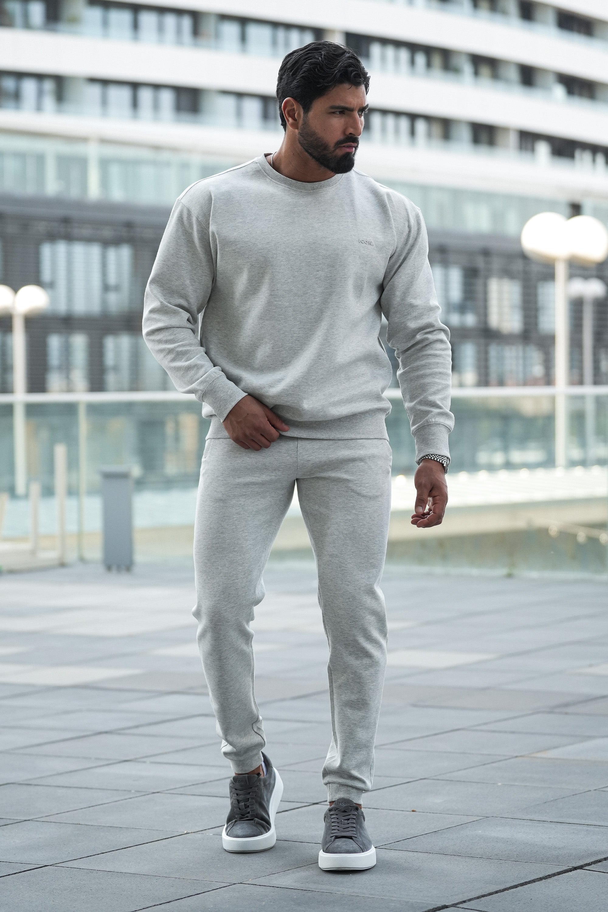 ZARVI RELAXED CREWNECK SWEATER