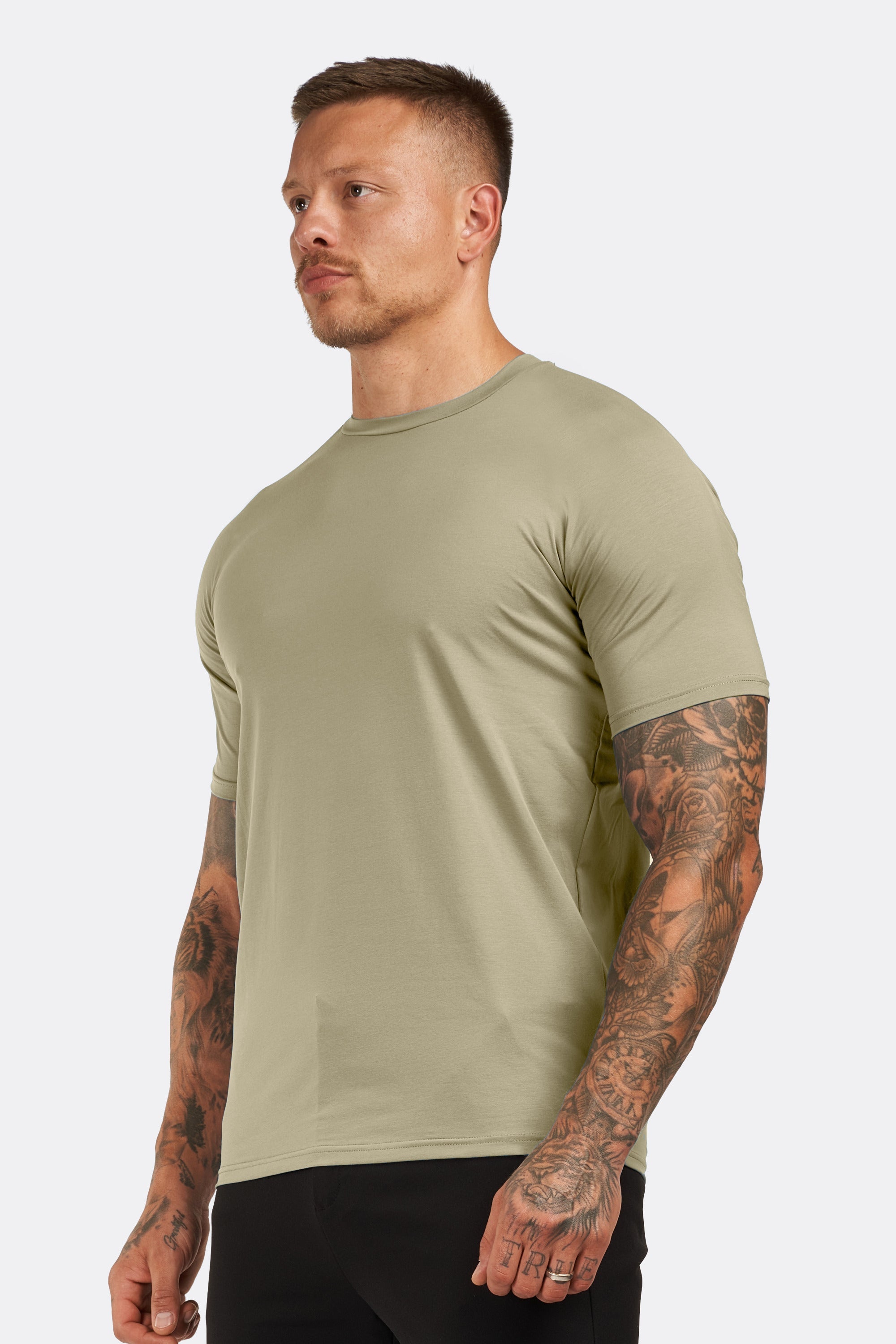 ZARVI ESSENTIAL T-SHIRT