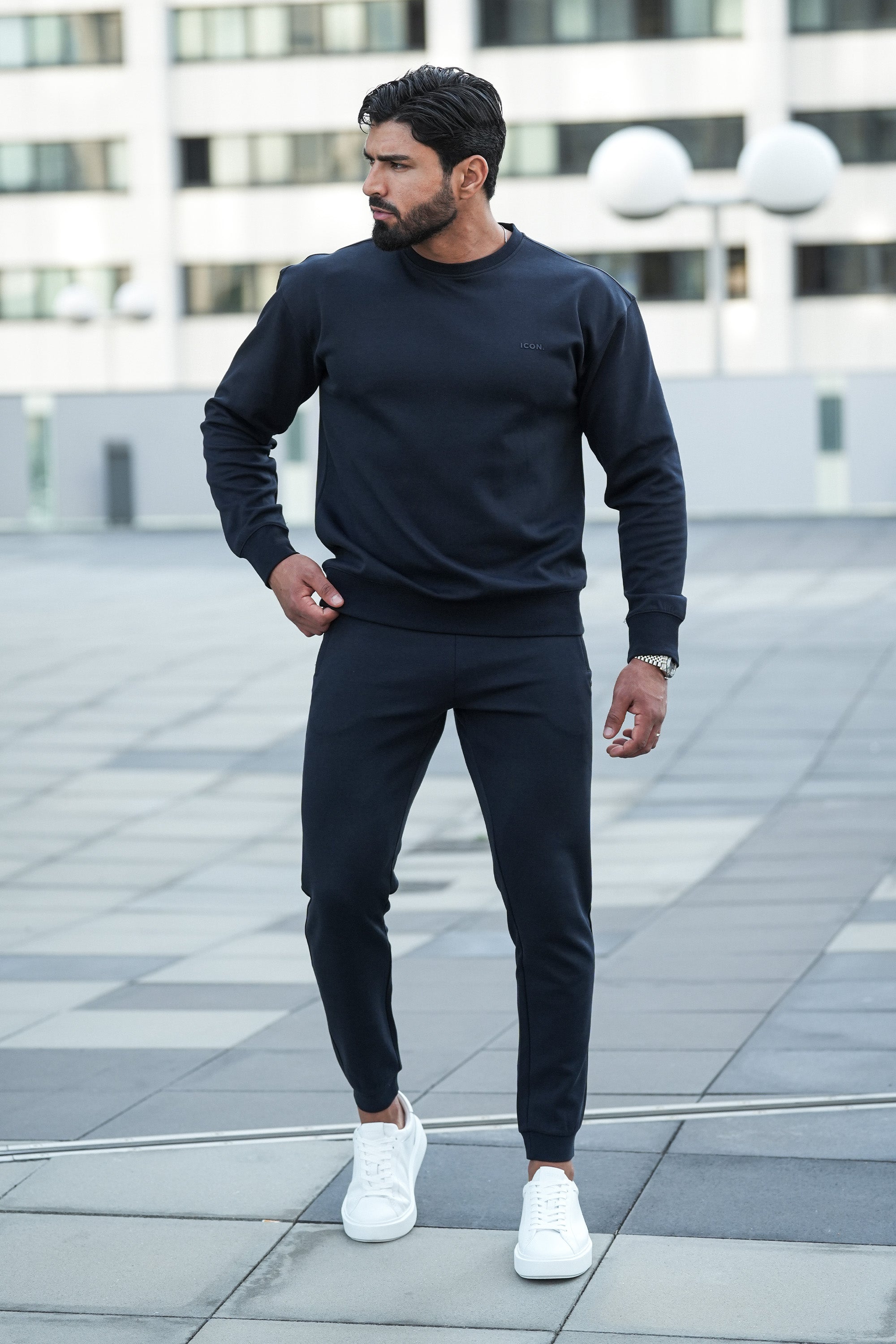ZARVI RELAXED CREWNECK SWEATER