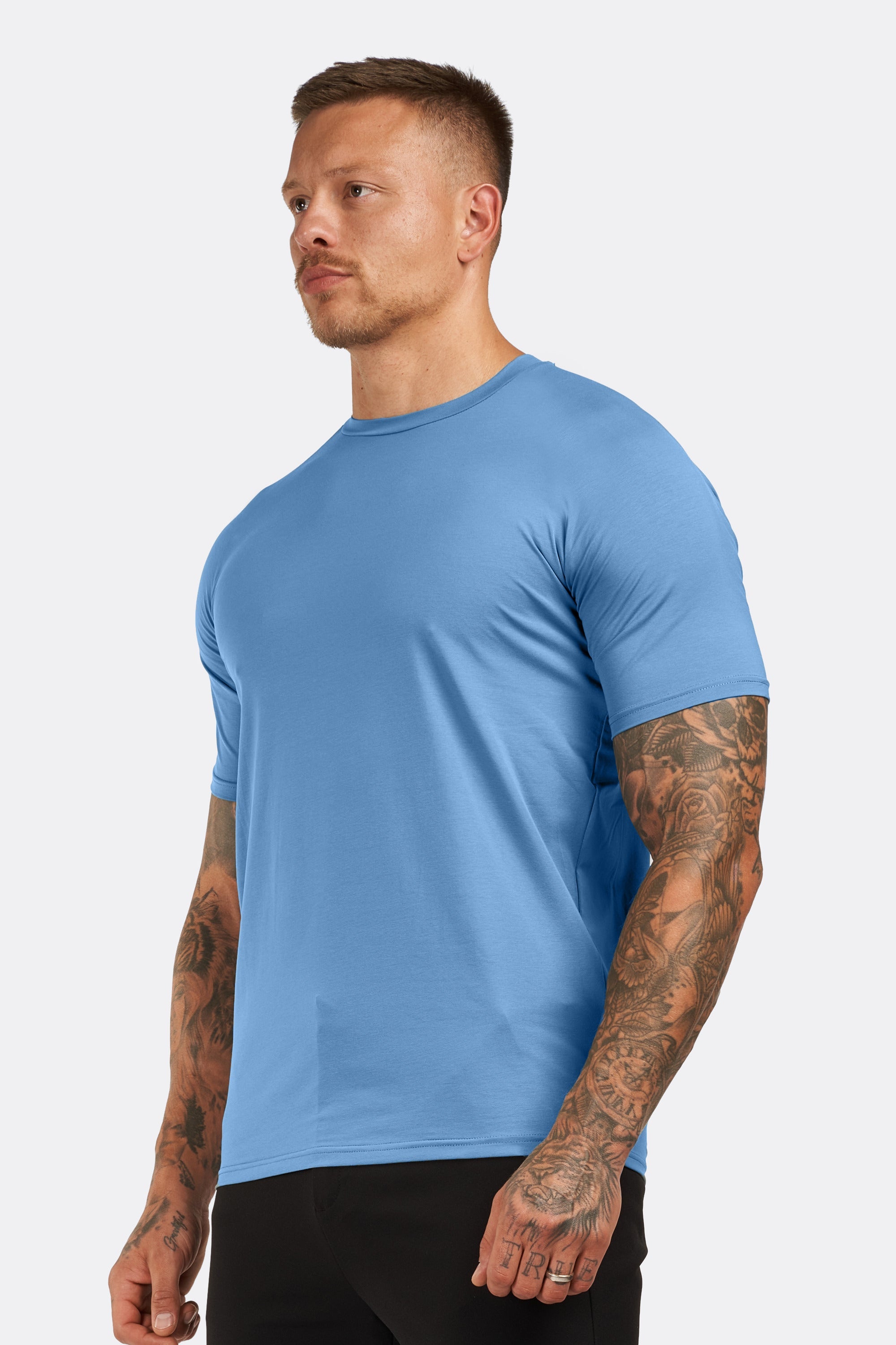 ZARVI ESSENTIAL T-SHIRT