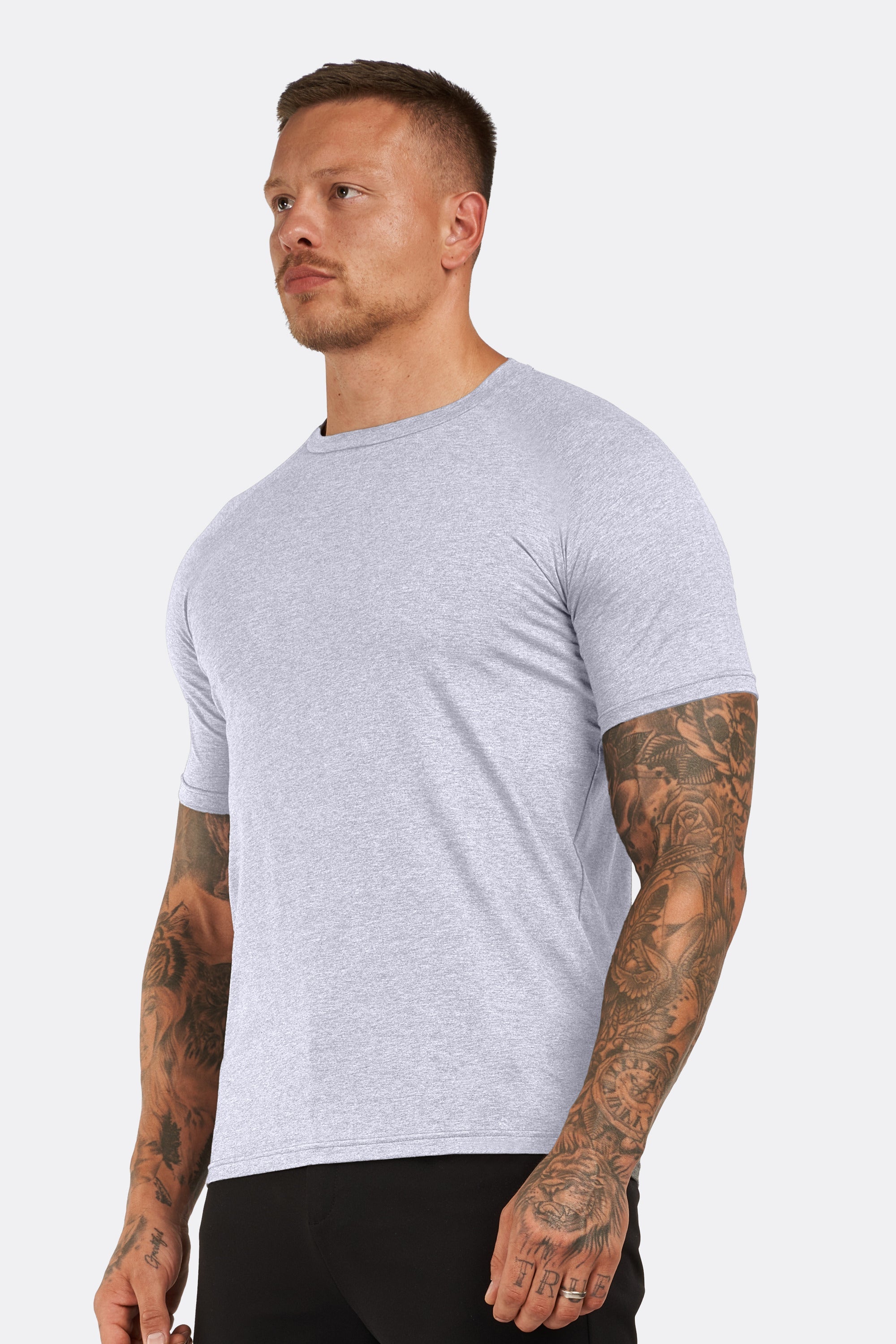 ZARVI ESSENTIAL T-SHIRT